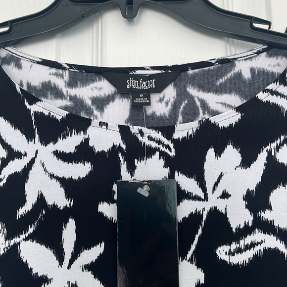 Boat Neck Tiered Sleeves Top - Picture 2 of 7